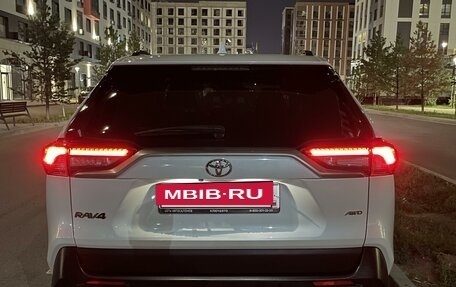 Toyota RAV4, 2019 год, 4 200 000 рублей, 9 фотография