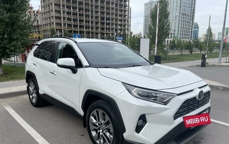 Toyota RAV4, 2019 год, 4 200 000 рублей, 3 фотография