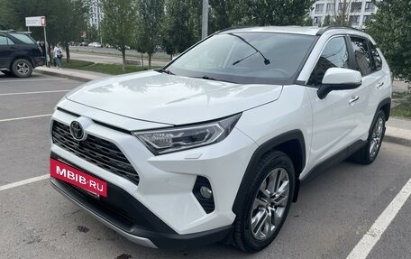 Toyota RAV4, 2019 год, 4 200 000 рублей, 4 фотография