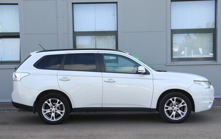 Mitsubishi Outlander III рестайлинг 3, 2013 год, 1 670 000 рублей, 4 фотография