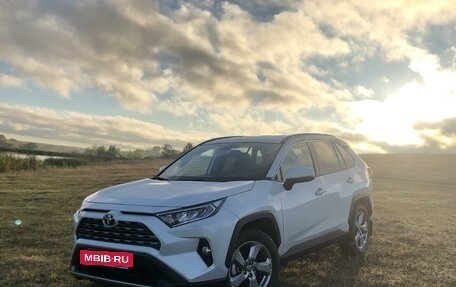 Toyota RAV4, 2021 год, 3 800 000 рублей, 2 фотография