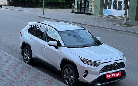 Toyota RAV4, 2021 год, 3 800 000 рублей, 3 фотография