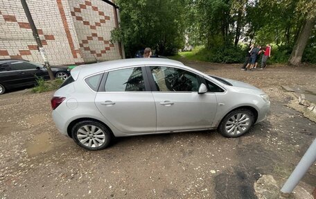 Opel Astra J, 2010 год, 730 000 рублей, 2 фотография