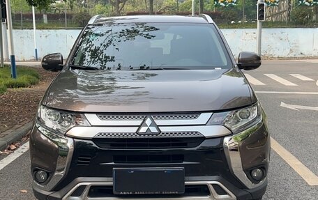 Mitsubishi Outlander III рестайлинг 3, 2020 год, 2 080 000 рублей, 2 фотография