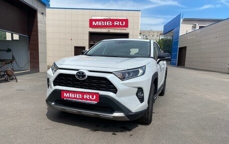 Toyota RAV4, 2022 год, 3 700 000 рублей, 2 фотография