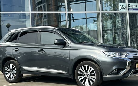 Mitsubishi Outlander III рестайлинг 3, 2019 год, 2 500 000 рублей, 3 фотография