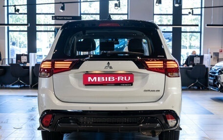 Mitsubishi Outlander III рестайлинг 3, 2022 год, 4 800 000 рублей, 7 фотография