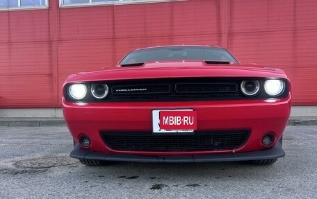 Dodge Challenger III рестайлинг 2, 2020 год, 3 950 000 рублей, 2 фотография