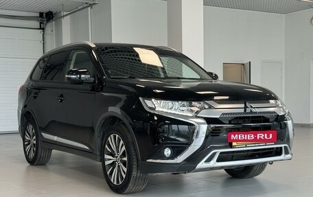 Mitsubishi Outlander III рестайлинг 3, 2019 год, 2 595 000 рублей, 2 фотография