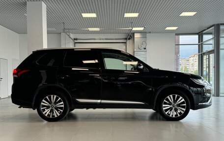 Mitsubishi Outlander III рестайлинг 3, 2019 год, 2 595 000 рублей, 3 фотография