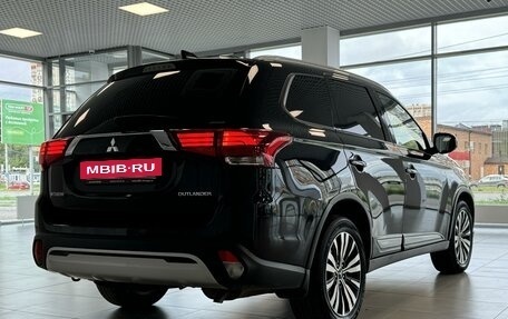 Mitsubishi Outlander III рестайлинг 3, 2019 год, 2 595 000 рублей, 4 фотография