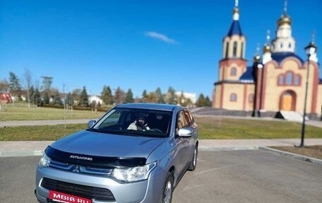 Mitsubishi Outlander III рестайлинг 3, 2013 год, 1 380 000 рублей, 2 фотография