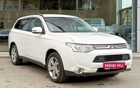 Mitsubishi Outlander III рестайлинг 3, 2013 год, 1 800 000 рублей, 3 фотография