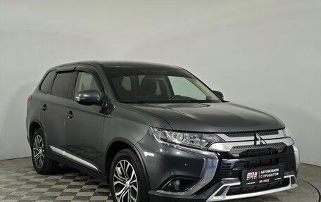 Mitsubishi Outlander III рестайлинг 3, 2018 год, 1 999 000 рублей, 3 фотография