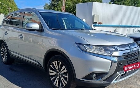 Mitsubishi Outlander III рестайлинг 3, 2019 год, 2 320 000 рублей, 2 фотография