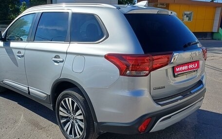 Mitsubishi Outlander III рестайлинг 3, 2019 год, 2 320 000 рублей, 3 фотография