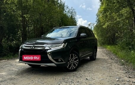 Mitsubishi Outlander III рестайлинг 3, 2015 год, 1 800 000 рублей, 4 фотография