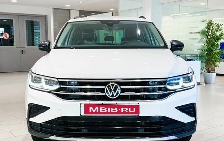 Volkswagen Tiguan II, 2021 год, 3 377 000 рублей, 2 фотография