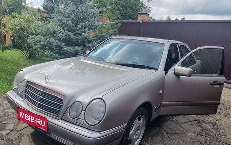 Mercedes-Benz E-Класс, 1998 год, 780 000 рублей, 1 фотография