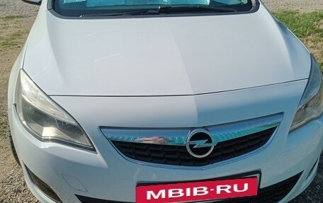 Opel Astra J, 2010 год, 700 000 рублей, 1 фотография