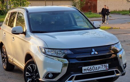 Mitsubishi Outlander III рестайлинг 3, 2022 год, 3 000 000 рублей, 1 фотография