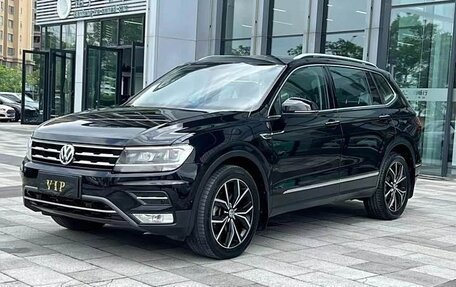 Volkswagen Tiguan II, 2019 год, 2 379 000 рублей, 1 фотография