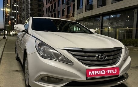 Hyundai Sonata VI, 2011 год, 870 000 рублей, 1 фотография