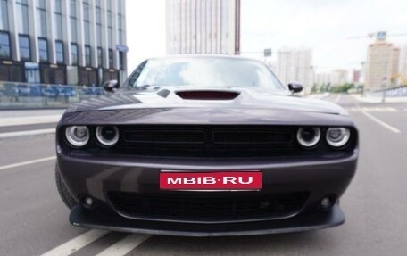 Dodge Challenger III рестайлинг 2, 2015 год, 4 200 000 рублей, 1 фотография