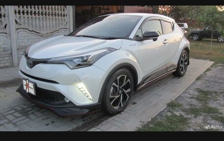 Toyota C-HR I рестайлинг, 2017 год, 2 200 000 рублей, 1 фотография