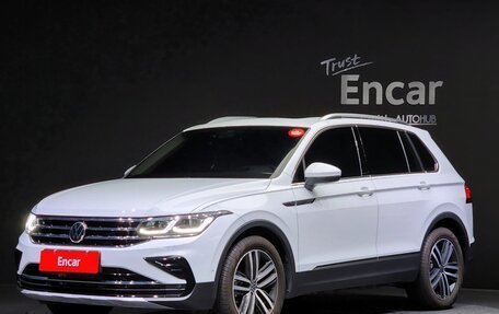 Volkswagen Tiguan II, 2021 год, 2 279 000 рублей, 1 фотография