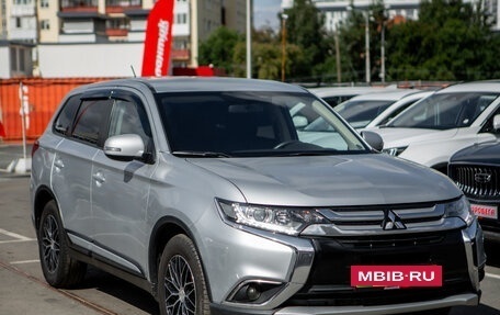 Mitsubishi Outlander III рестайлинг 3, 2015 год, 1 940 000 рублей, 4 фотография