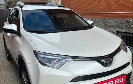 Toyota RAV4, 2017 год, 2 850 000 рублей, 2 фотография