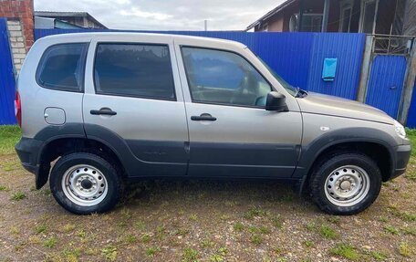 Chevrolet Niva I рестайлинг, 2018 год, 990 000 рублей, 4 фотография