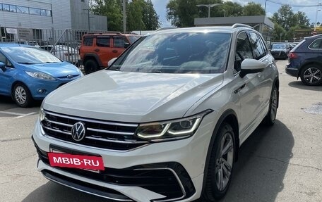 Volkswagen Tiguan II, 2021 год, 4 400 000 рублей, 2 фотография