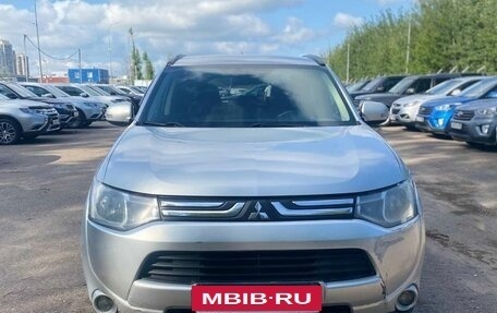 Mitsubishi Outlander III рестайлинг 3, 2013 год, 1 370 000 рублей, 2 фотография