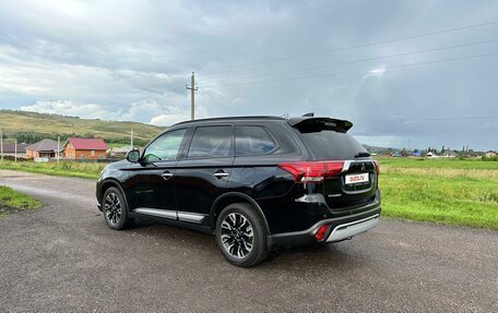 Mitsubishi Outlander III рестайлинг 3, 2022 год, 3 999 000 рублей, 2 фотография