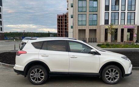 Toyota RAV4, 2017 год, 2 800 000 рублей, 3 фотография