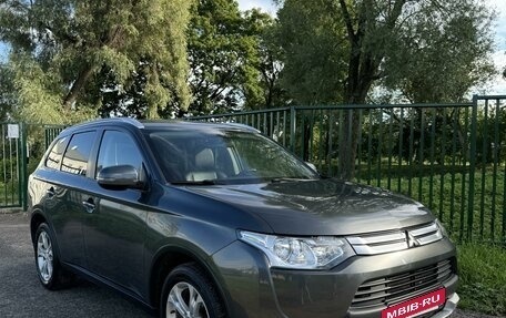 Mitsubishi Outlander III рестайлинг 3, 2014 год, 1 790 000 рублей, 5 фотография