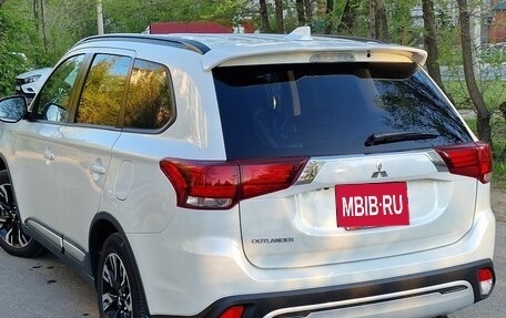 Mitsubishi Outlander III рестайлинг 3, 2022 год, 3 000 000 рублей, 3 фотография