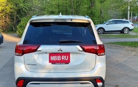 Mitsubishi Outlander III рестайлинг 3, 2022 год, 3 000 000 рублей, 2 фотография