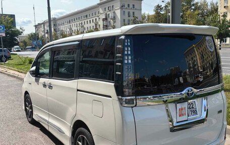 Toyota Voxy III, 2014 год, 1 870 000 рублей, 2 фотография