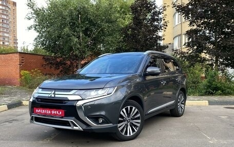 Mitsubishi Outlander III рестайлинг 3, 2019 год, 3 200 000 рублей, 2 фотография