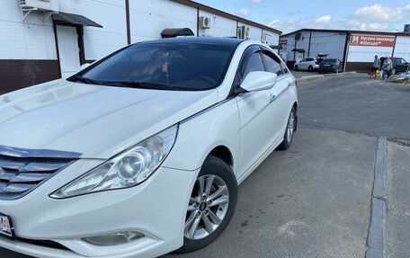 Hyundai Sonata VI, 2011 год, 1 000 000 рублей, 2 фотография