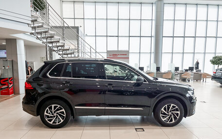 Volkswagen Tiguan II, 2018 год, 2 550 000 рублей, 4 фотография