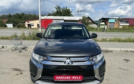 Mitsubishi Outlander III рестайлинг 3, 2016 год, 1 880 000 рублей, 2 фотография