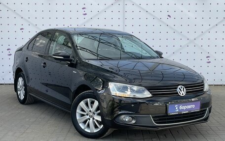 Volkswagen Jetta VI, 2013 год, 1 240 000 рублей, 2 фотография