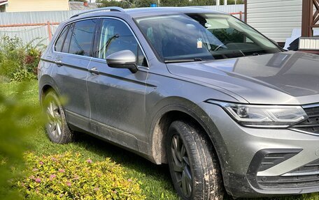 Volkswagen Tiguan II, 2021 год, 4 500 000 рублей, 2 фотография