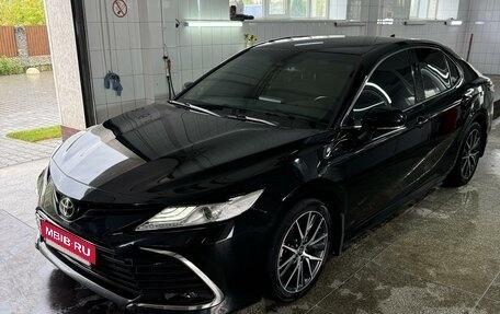 Toyota Camry, 2021 год, 3 200 000 рублей, 2 фотография