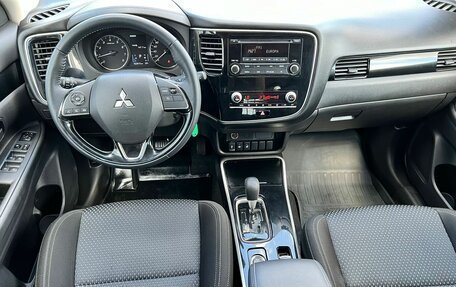 Mitsubishi Outlander III рестайлинг 3, 2022 год, 2 990 000 рублей, 3 фотография