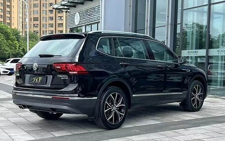 Volkswagen Tiguan II, 2019 год, 2 379 000 рублей, 4 фотография